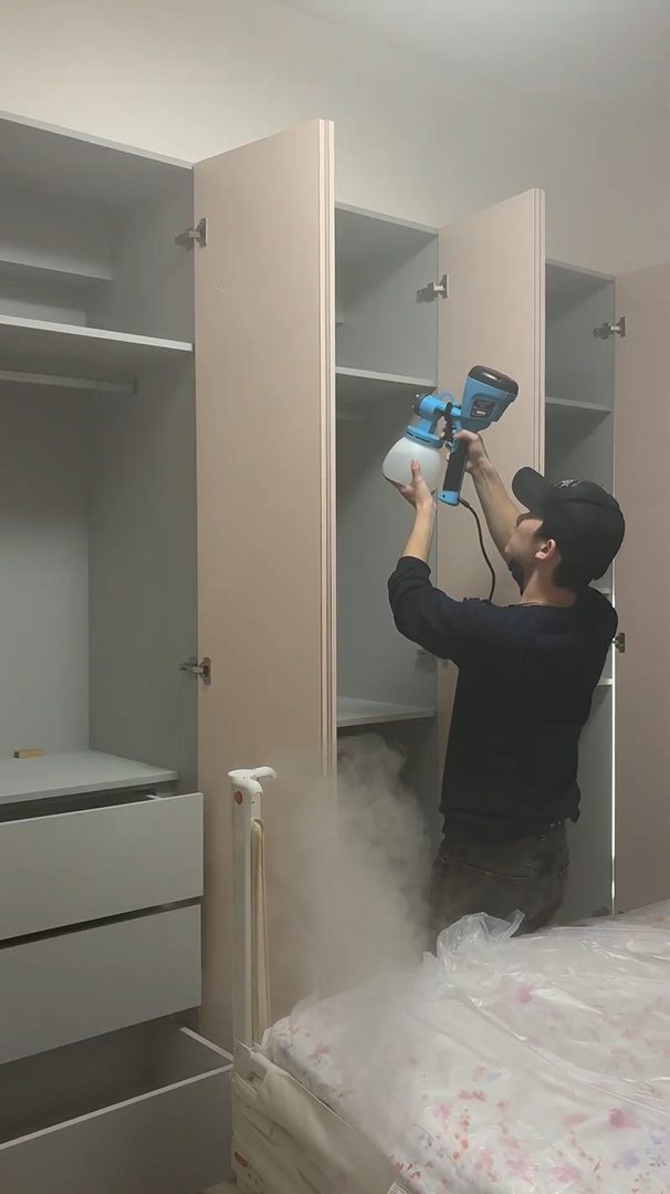 湯姆柯施工人員在新裝潢的衣櫃內進行除甲醛施作