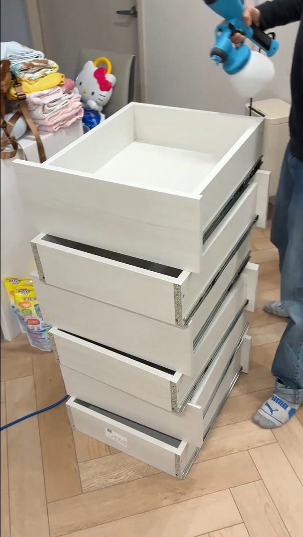 拆下的抽屜疊放後，逐一進行除甲醛施作