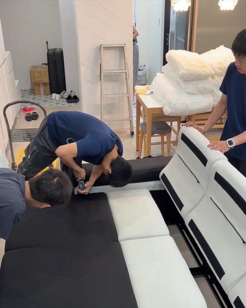 實體帶訓：學員在現場實作沙發清洗