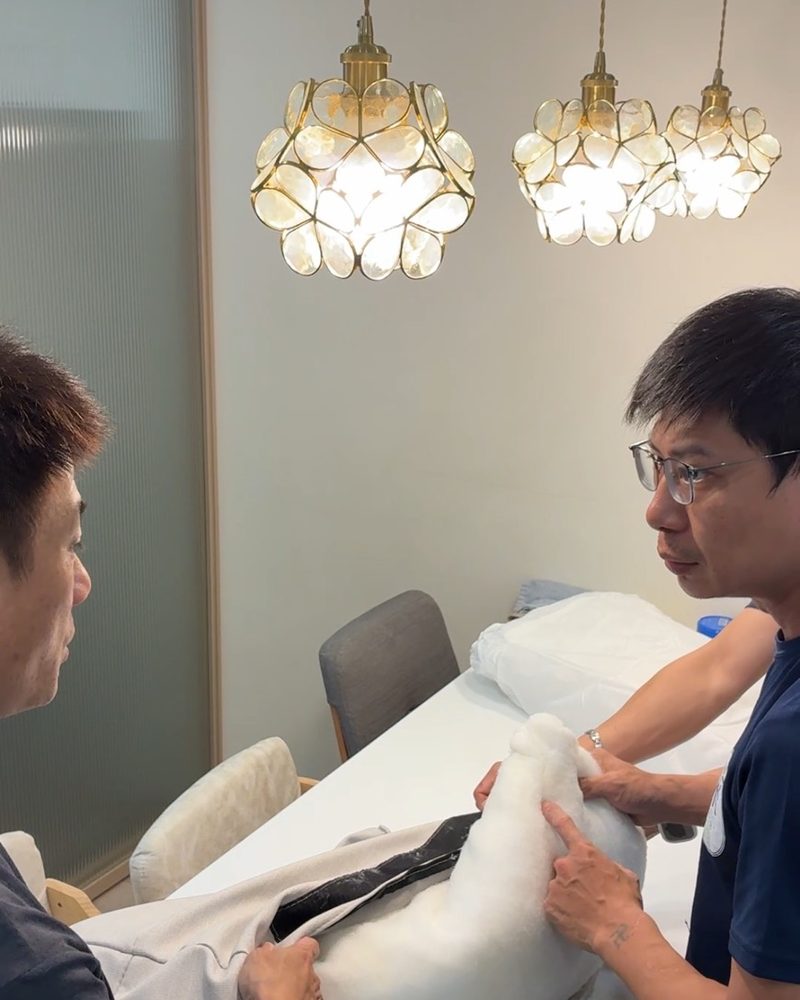 實體帶訓：師傅與學員一起拆裝座墊布套
